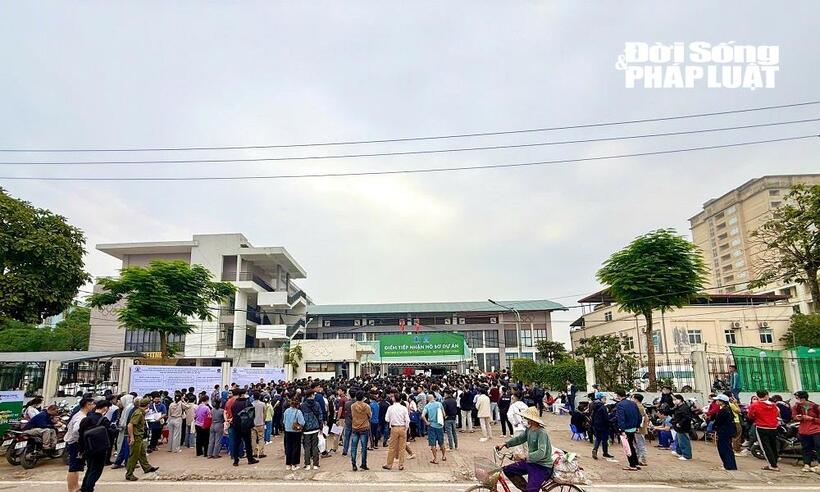 "Cuộc đua" nộp hồ sơ mua nhà ở xã hội: Cận cảnh dòng người chen chân tìm cơ hội an cư tại dự án CT3 Kim Chung- Ảnh 6. "Cuộc đua" nộp hồ sơ mua nhà ở xã hội: Cận cảnh dòng người chen chân tìm cơ hội an cư tại dự án CT3 Kim Chung- Ảnh 6.