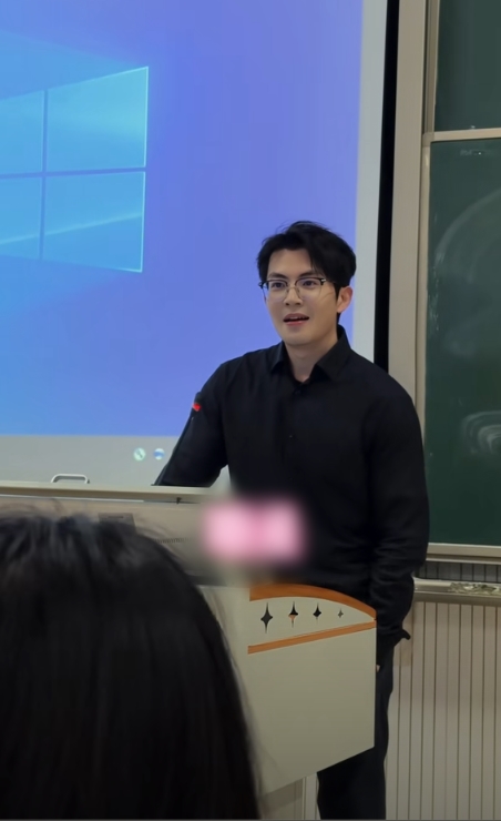 Giảng viên Học viện Kinh tế đối ngoại đẹp tựa nam thần, hát hay như ca sĩ, xem 100 lần vẫn chưa thấy đủ- Ảnh 9. Giảng viên Học viện Kinh tế đối ngoại đẹp tựa nam thần, hát hay như ca sĩ, xem 100 lần vẫn chưa thấy đủ- Ảnh 9.