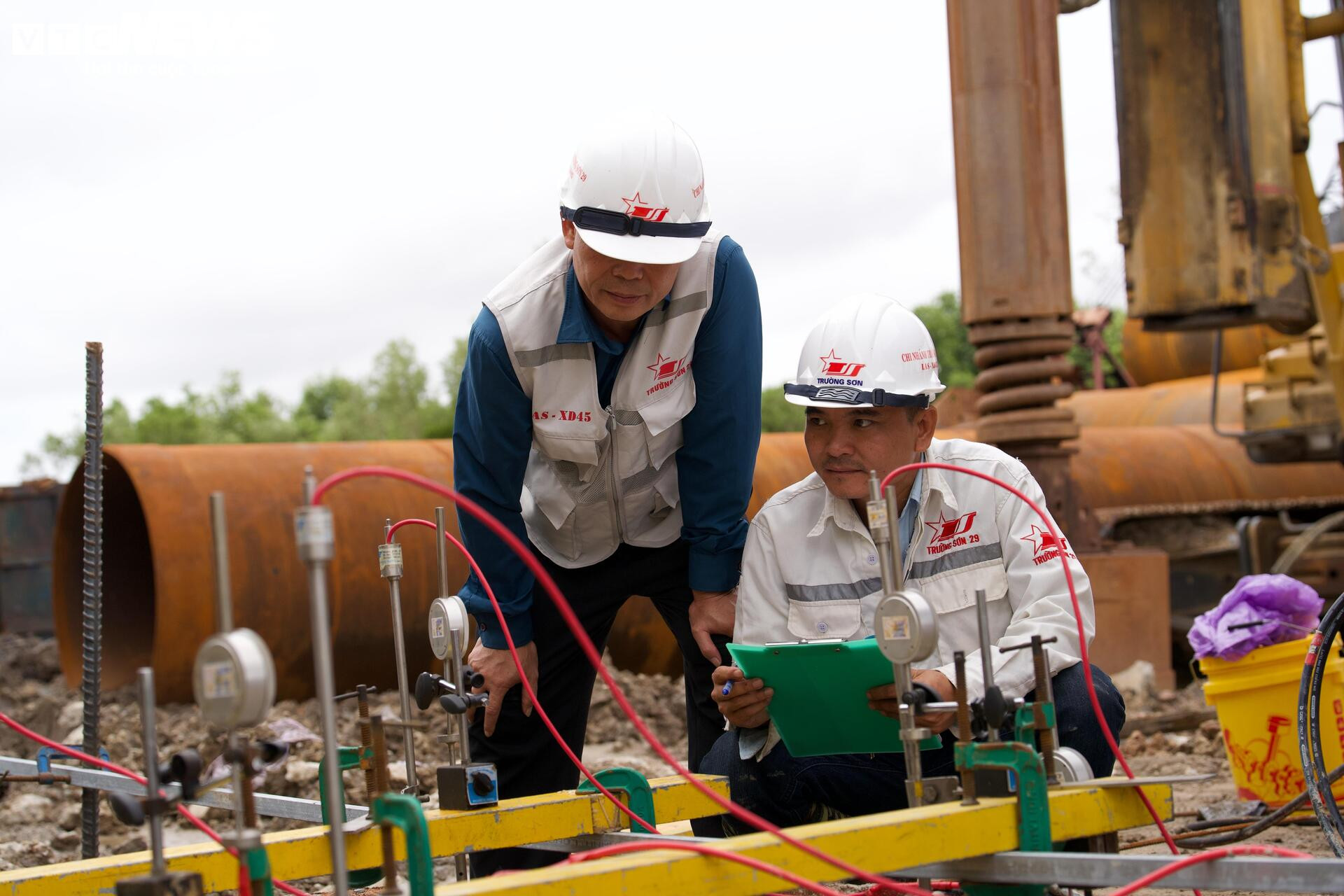 Tấp nập thi công cầu đường vượt biển dài nhất Việt Nam- Ảnh 16.