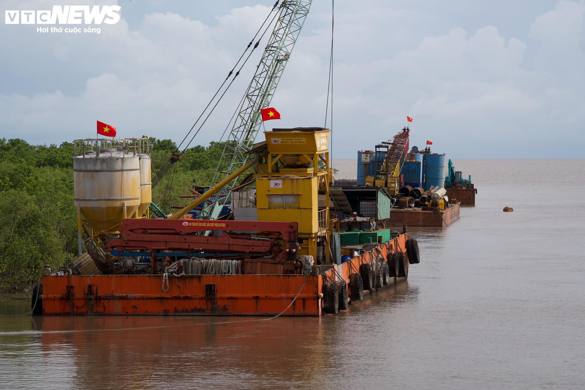 Tấp nập thi công cầu đường vượt biển dài nhất Việt Nam- Ảnh 4.