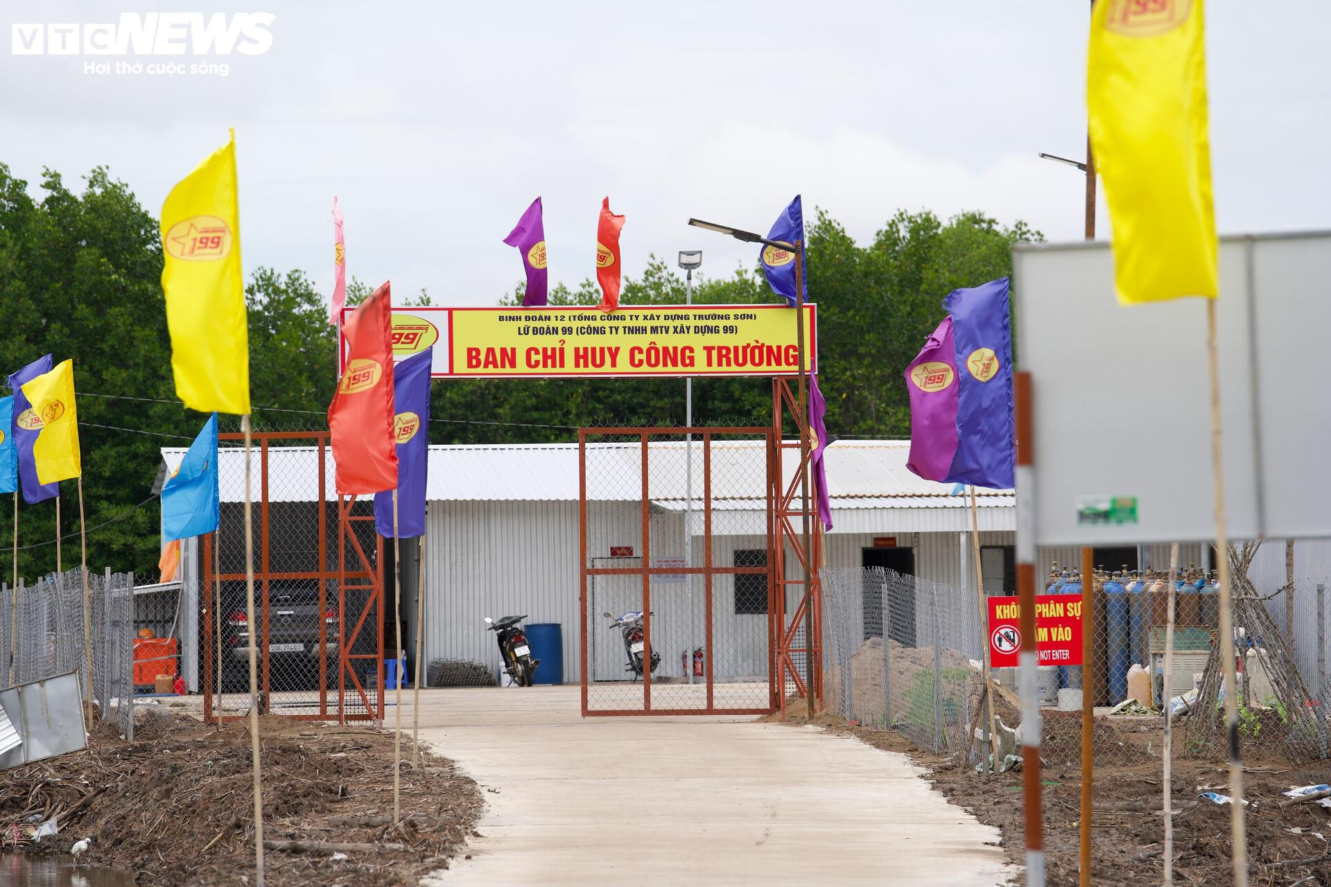 Tấp nập thi công cầu đường vượt biển dài nhất Việt Nam- Ảnh 3.