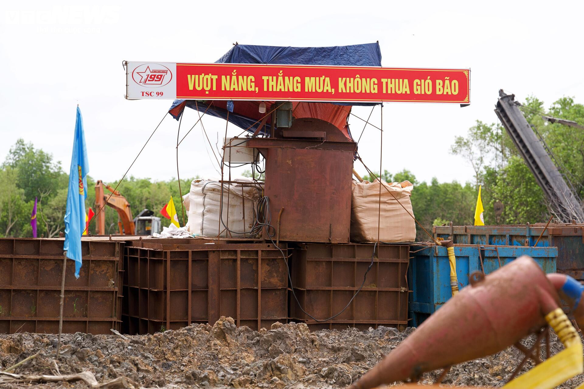 Tấp nập thi công cầu đường vượt biển dài nhất Việt Nam- Ảnh 13.