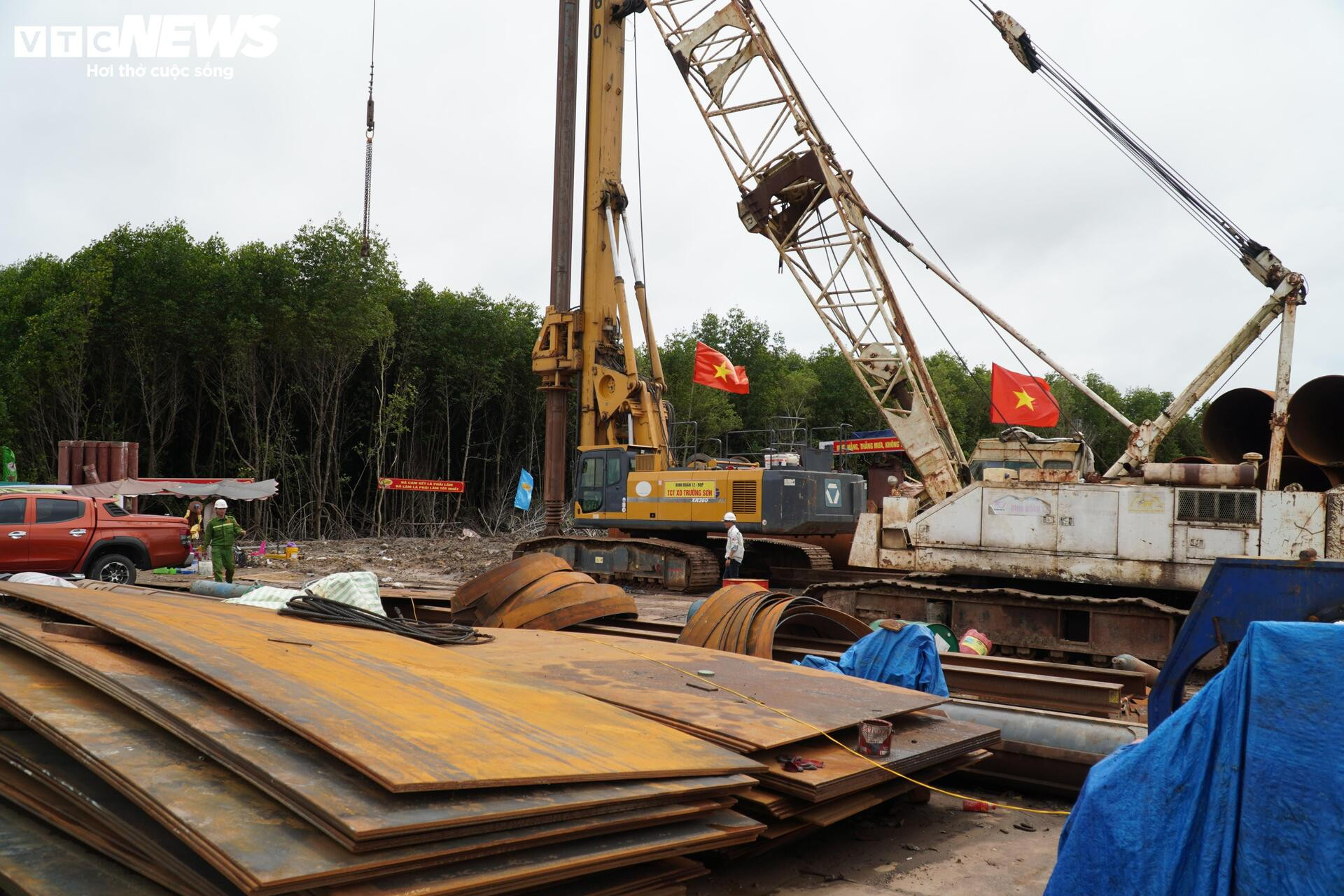Tấp nập thi công cầu đường vượt biển dài nhất Việt Nam- Ảnh 10.