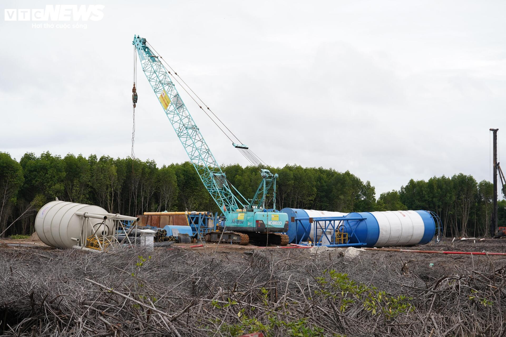 Tấp nập thi công cầu đường vượt biển dài nhất Việt Nam- Ảnh 17.