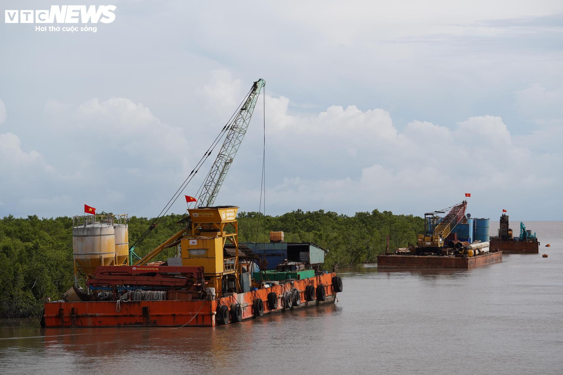 Tấp nập thi công cầu đường vượt biển dài nhất Việt Nam- Ảnh 15.
