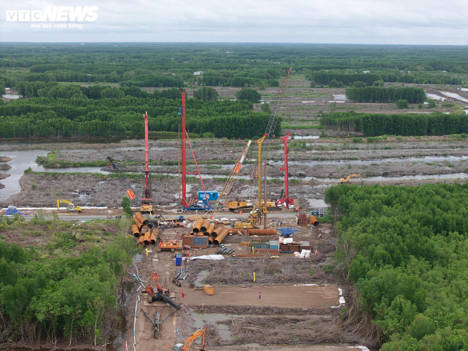 Tấp nập thi công cầu đường vượt biển dài nhất Việt Nam- Ảnh 6.