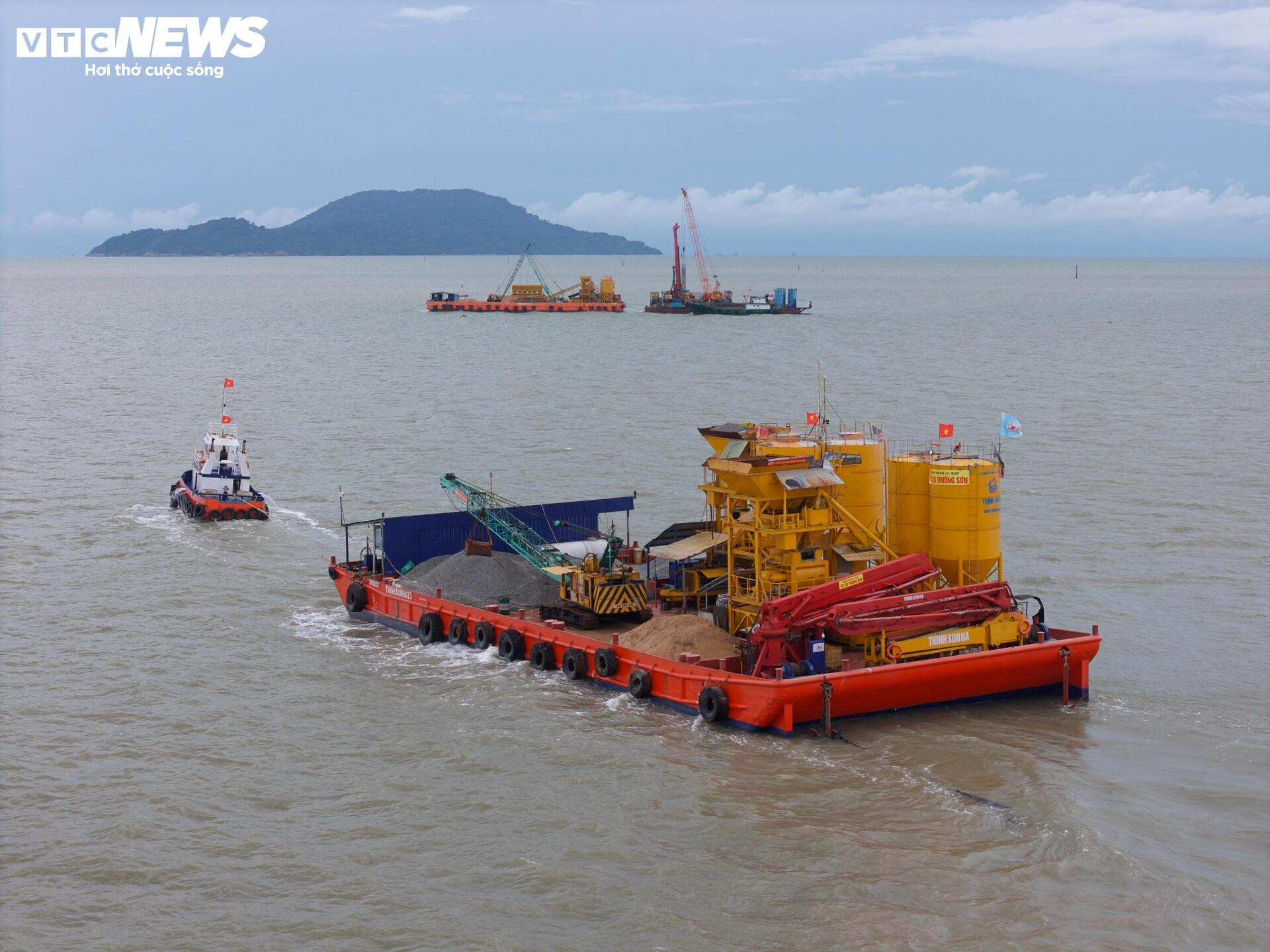 Tấp nập thi công cầu đường vượt biển dài nhất Việt Nam- Ảnh 11.