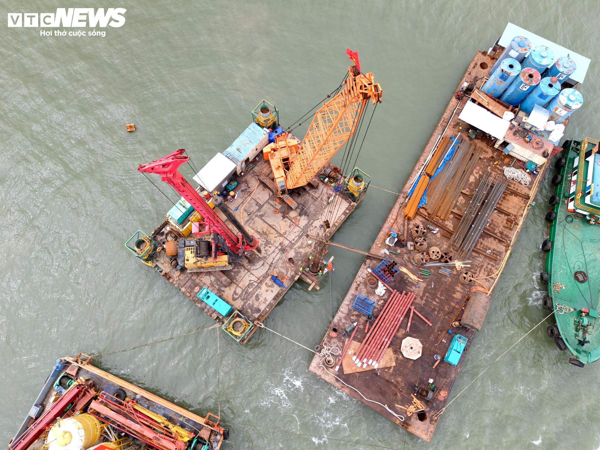 Tấp nập thi công cầu đường vượt biển dài nhất Việt Nam- Ảnh 12.