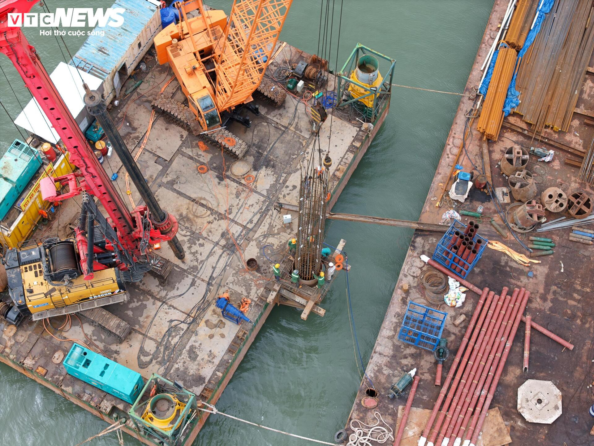 Tấp nập thi công cầu đường vượt biển dài nhất Việt Nam- Ảnh 5.