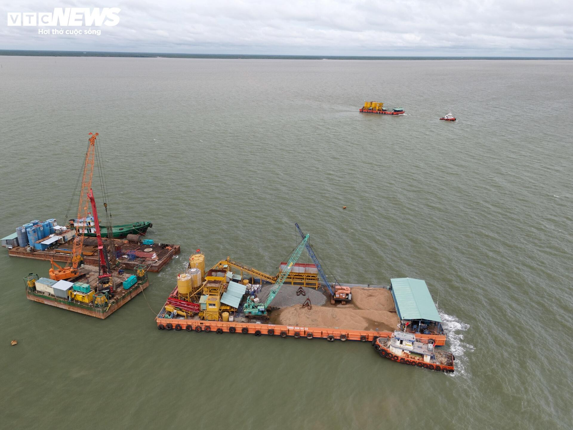 Tấp nập thi công cầu đường vượt biển dài nhất Việt Nam- Ảnh 2.