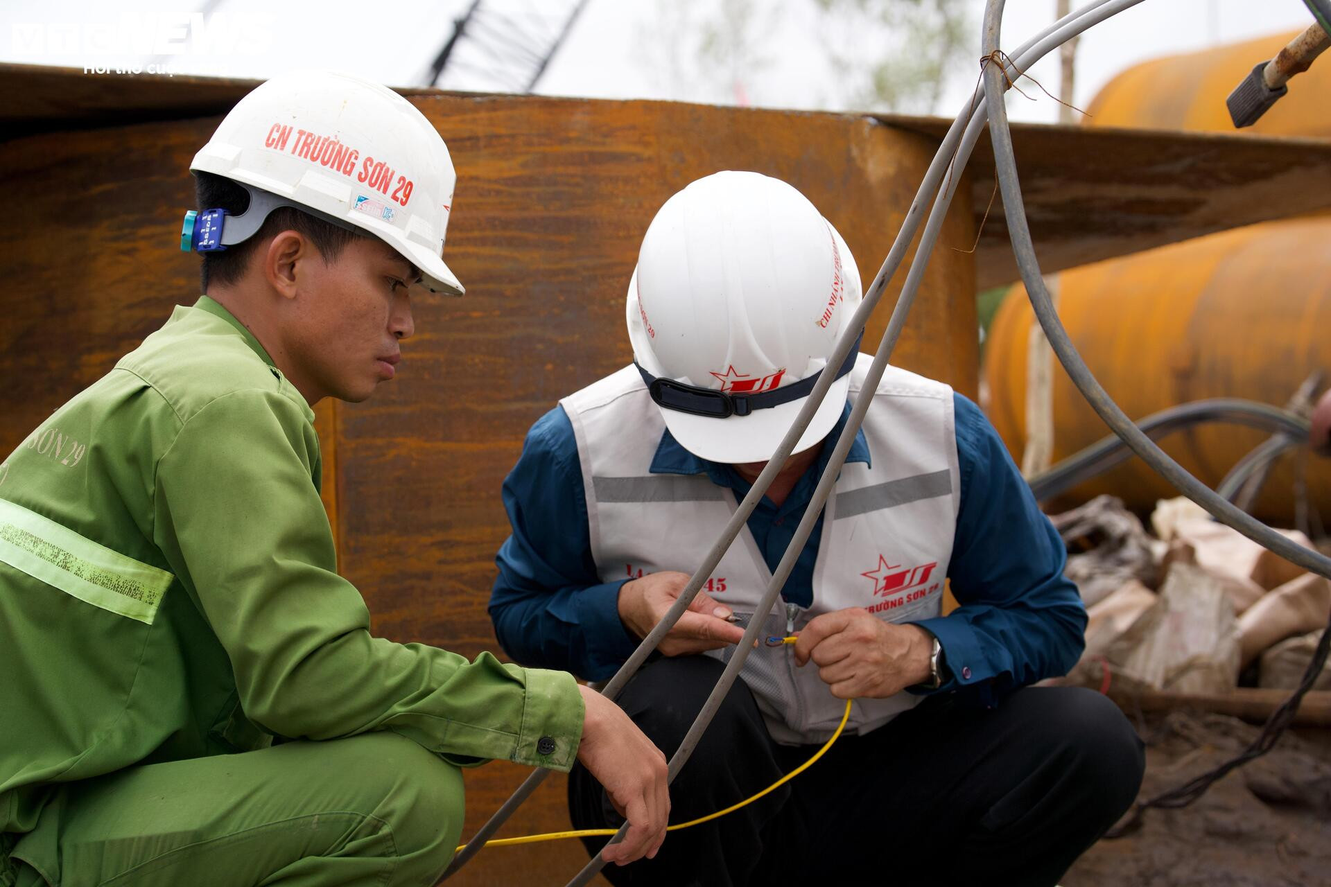 Tấp nập thi công cầu đường vượt biển dài nhất Việt Nam- Ảnh 8.