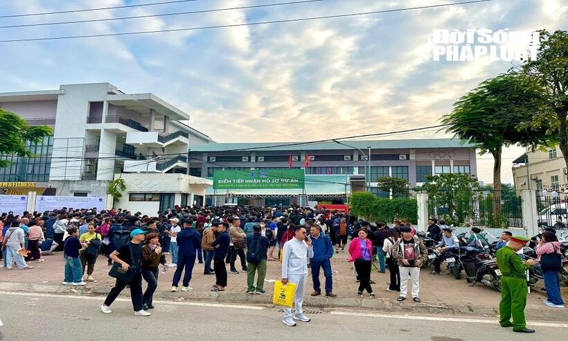 "Cuộc đua" nộp hồ sơ mua nhà ở xã hội: Cận cảnh dòng người chen chân tìm cơ hội an cư tại dự án CT3 Kim Chung- Ảnh 1. "Cuộc đua" nộp hồ sơ mua nhà ở xã hội: Cận cảnh dòng người chen chân tìm cơ hội an cư tại dự án CT3 Kim Chung- Ảnh 1.