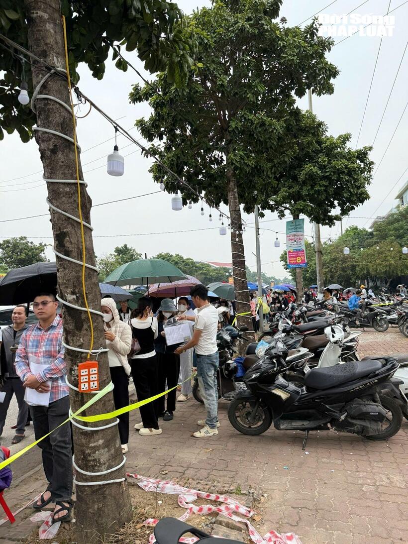 "Cuộc đua" nộp hồ sơ mua nhà ở xã hội: Cận cảnh dòng người chen chân tìm cơ hội an cư tại dự án CT3 Kim Chung- Ảnh 7. "Cuộc đua" nộp hồ sơ mua nhà ở xã hội: Cận cảnh dòng người chen chân tìm cơ hội an cư tại dự án CT3 Kim Chung- Ảnh 7.