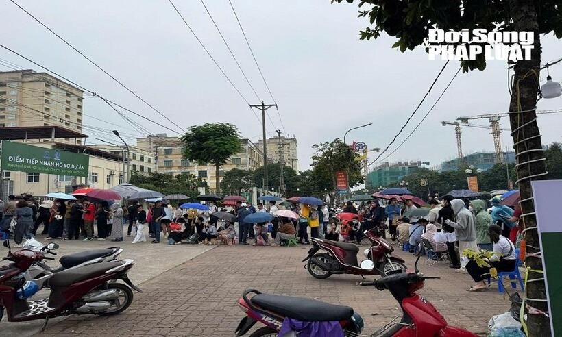 "Cuộc đua" nộp hồ sơ mua nhà ở xã hội: Cận cảnh dòng người chen chân tìm cơ hội an cư tại dự án CT3 Kim Chung- Ảnh 2. "Cuộc đua" nộp hồ sơ mua nhà ở xã hội: Cận cảnh dòng người chen chân tìm cơ hội an cư tại dự án CT3 Kim Chung- Ảnh 2.