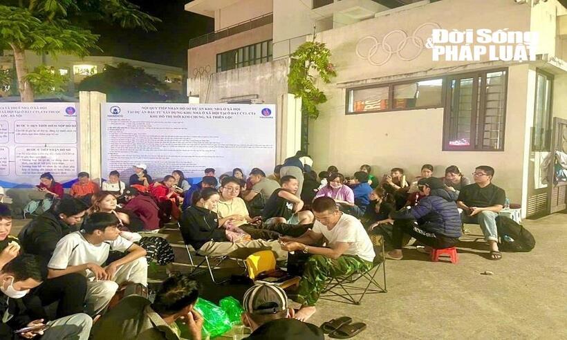 "Cuộc đua" nộp hồ sơ mua nhà ở xã hội: Cận cảnh dòng người chen chân tìm cơ hội an cư tại dự án CT3 Kim Chung- Ảnh 5. "Cuộc đua" nộp hồ sơ mua nhà ở xã hội: Cận cảnh dòng người chen chân tìm cơ hội an cư tại dự án CT3 Kim Chung- Ảnh 5.