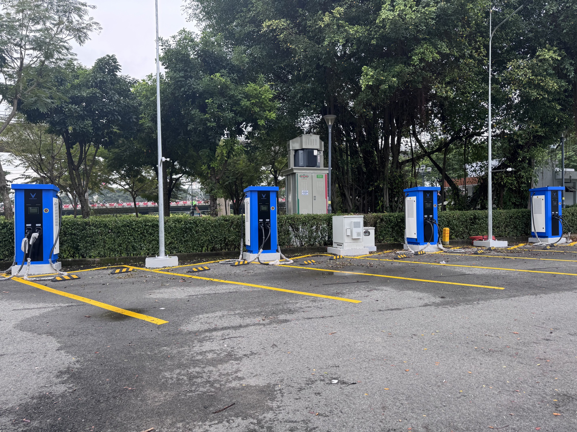 Trạm sạc ô tô điện VinFast xuất hiện ngày càng nhiều ở trung tâm TP HCM- Ảnh 2.