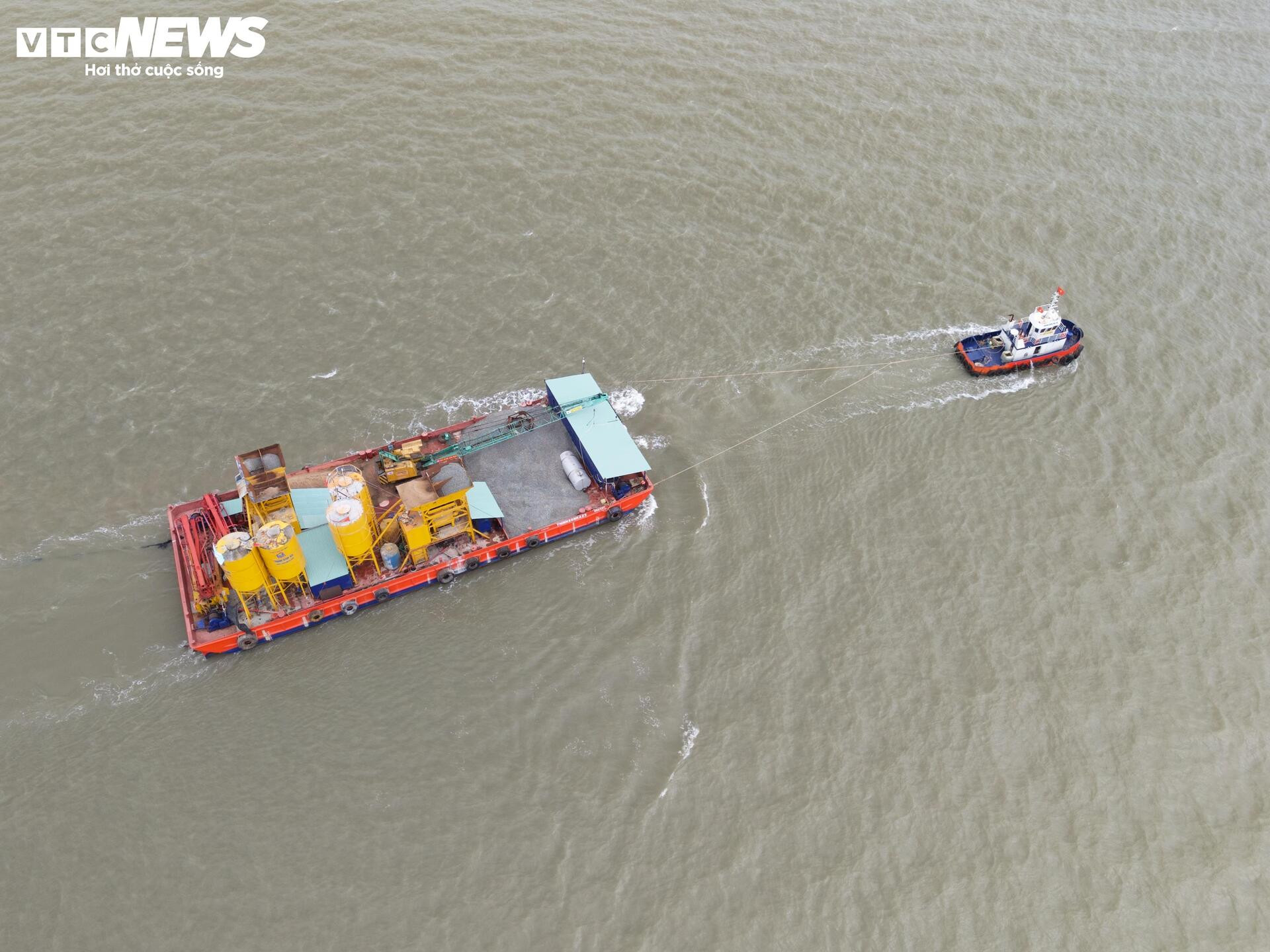 Tấp nập thi công cầu đường vượt biển dài nhất Việt Nam- Ảnh 14.