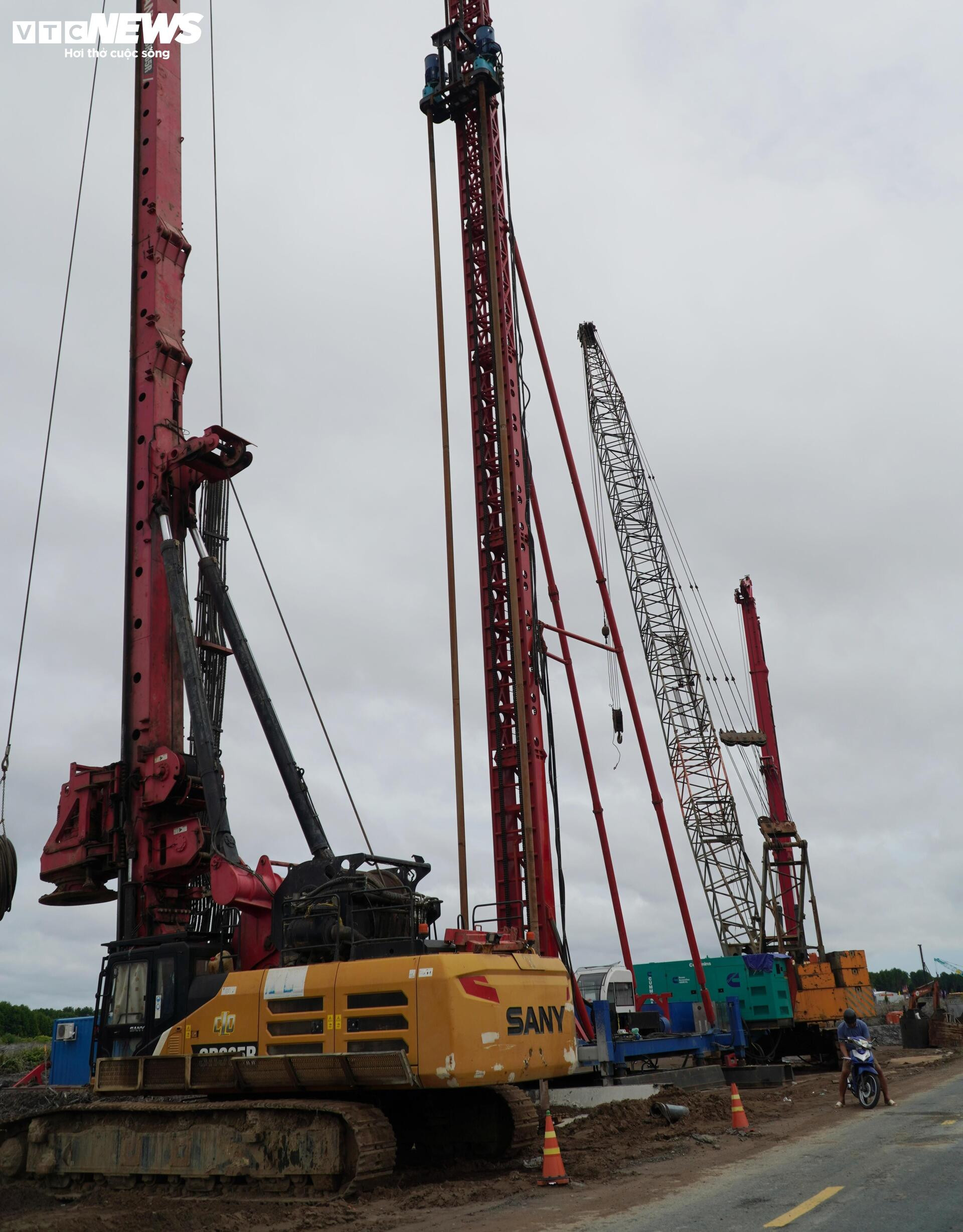 Tấp nập thi công cầu đường vượt biển dài nhất Việt Nam- Ảnh 7.