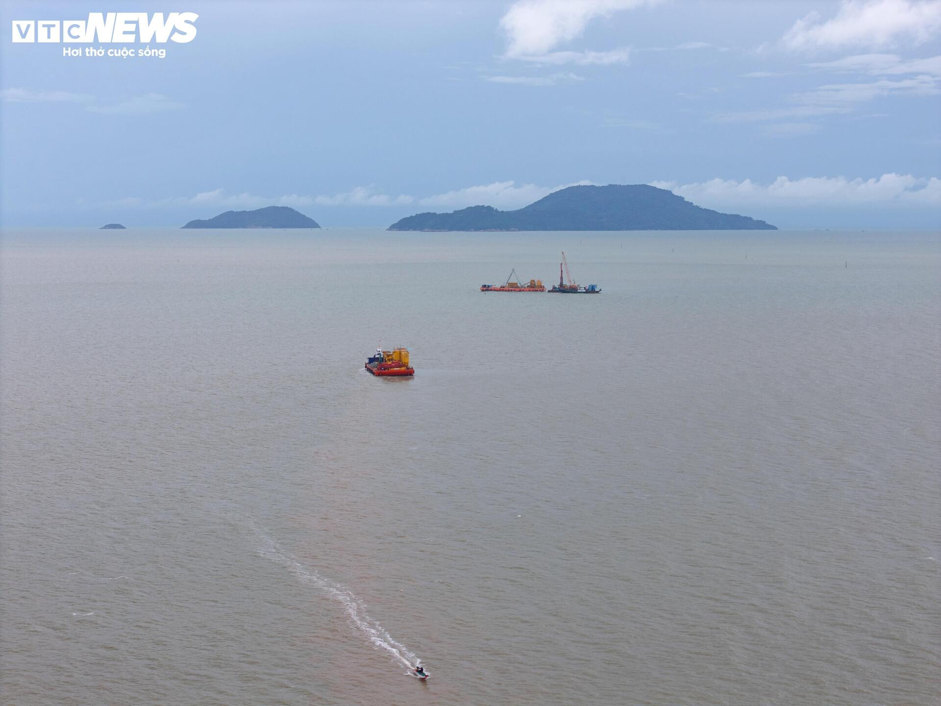 Tấp nập thi công cầu đường vượt biển dài nhất Việt Nam- Ảnh 1.