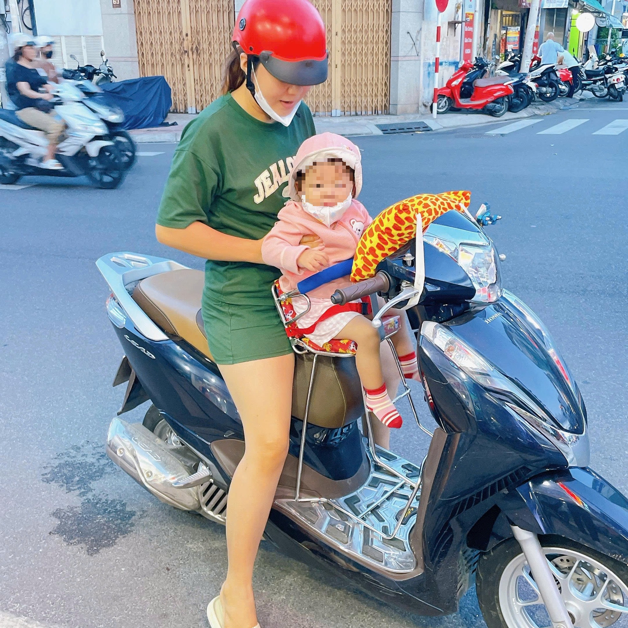 Đi xe máy chở trẻ em theo cách này có thể bị phạt đến 14 triệu đồng- Ảnh 2.