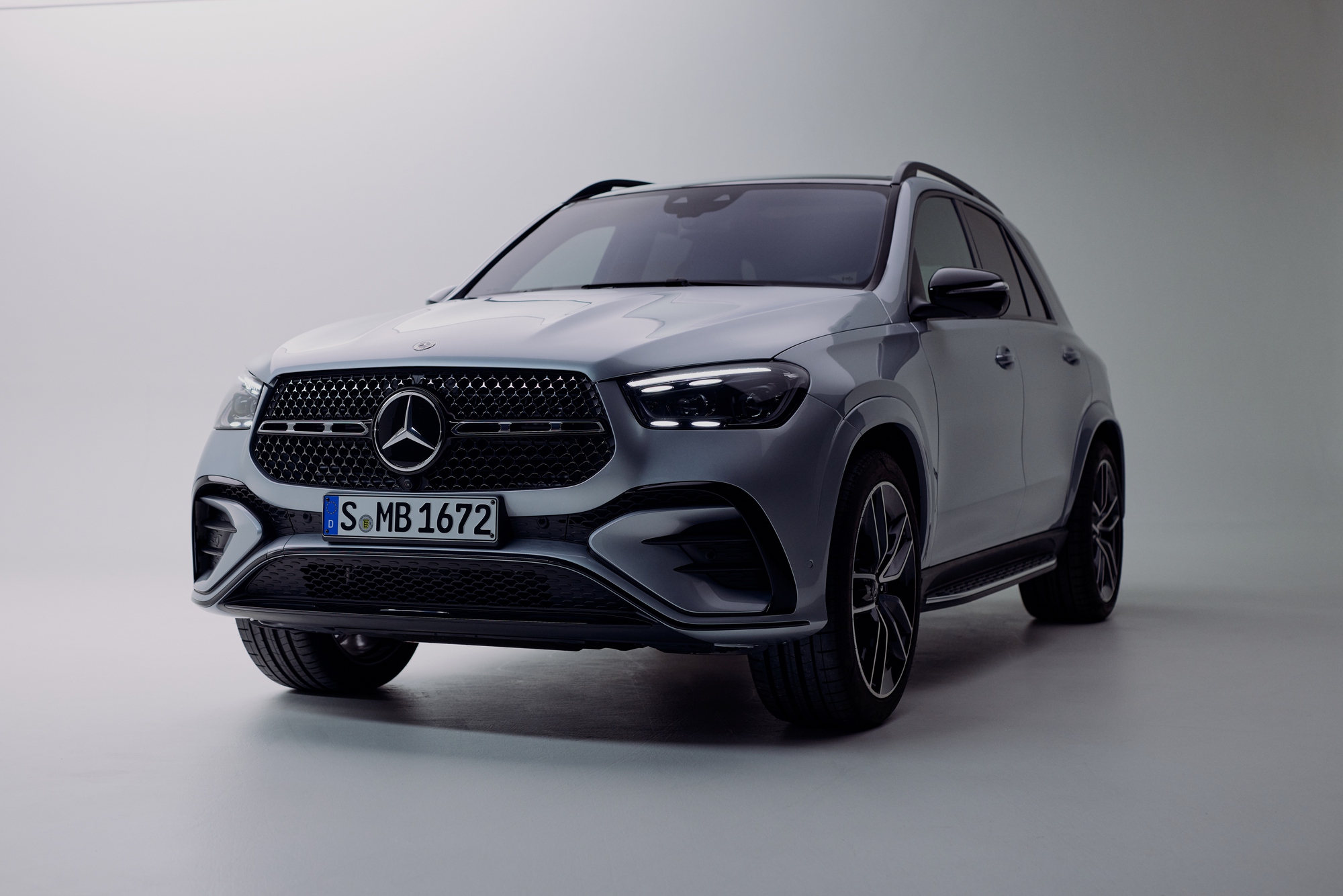 Chào giá hơn 4,6 tỷ tại Việt Nam, mẫu SUV PHEV đầu tiên của Mercedes-Benz có gì?- Ảnh 1.