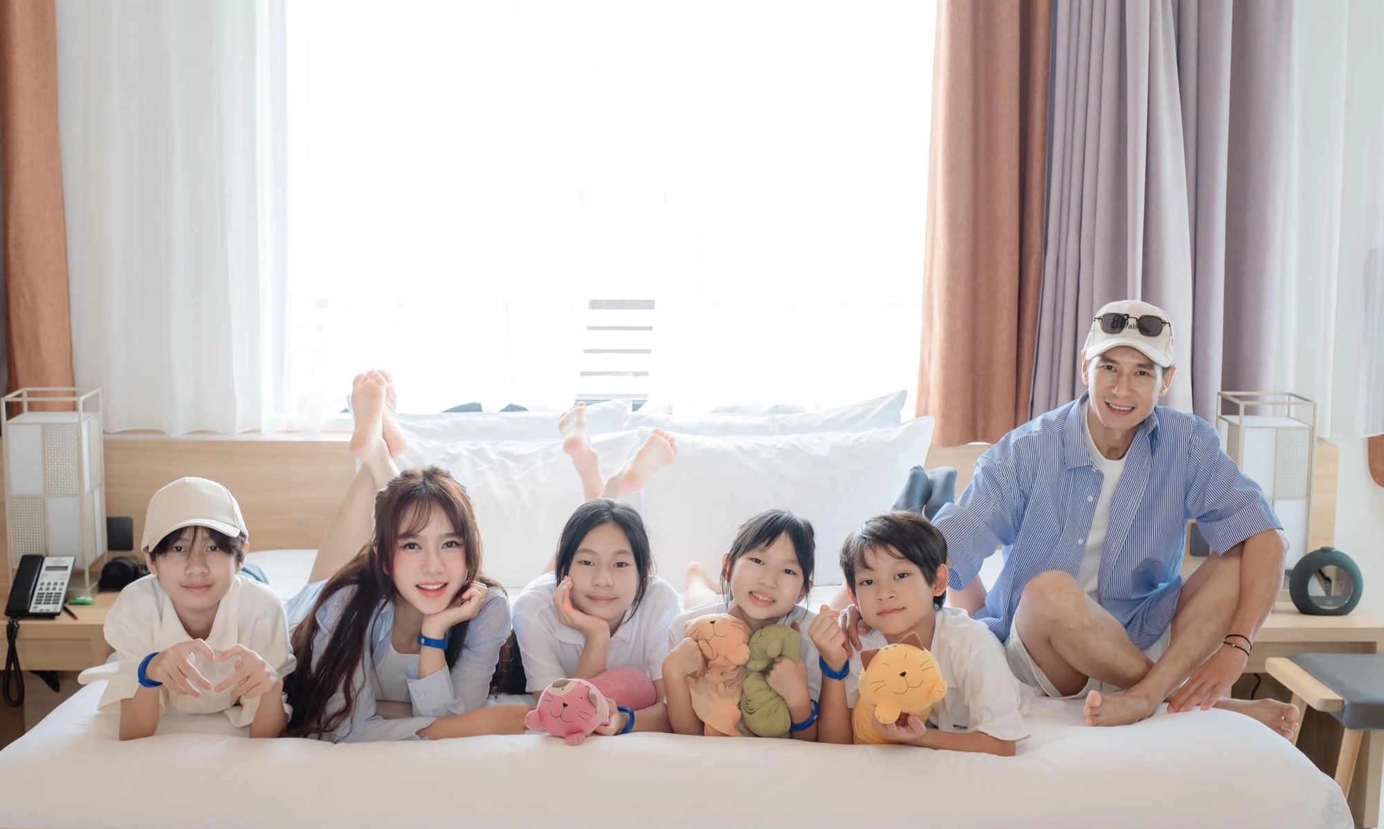 Nam nghệ sĩ lấy vợ kém 17 tuổi là Thạc sĩ Luật tại Anh, sinh 4 con: U60 sở hữu “tài sản” hơn 1.500 tỷ đồng- Ảnh 4.