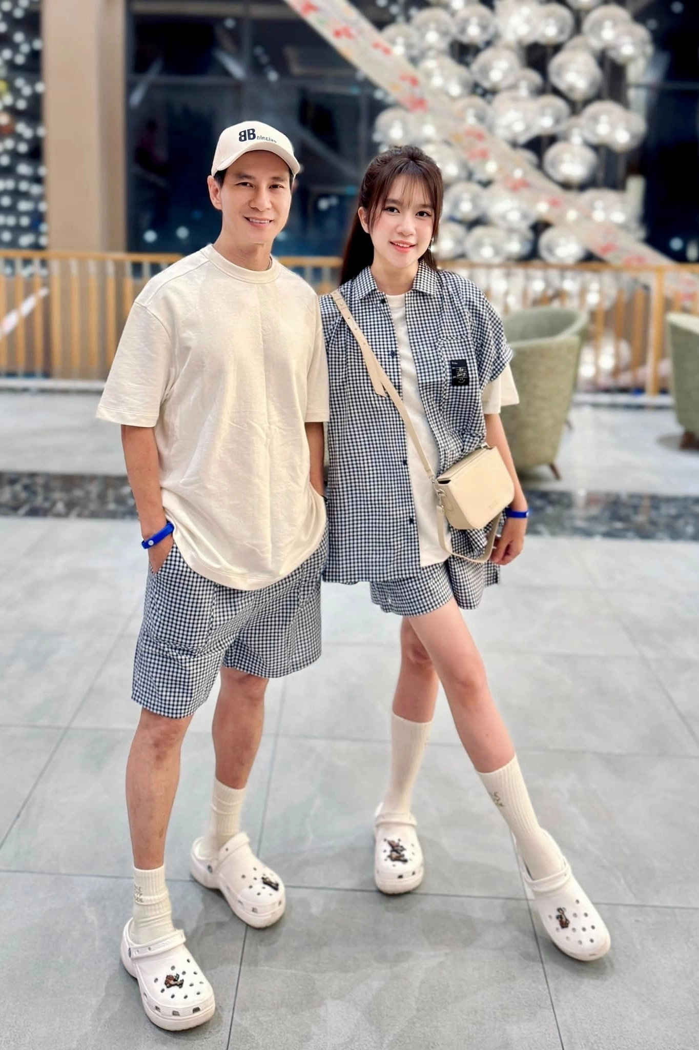 Nam nghệ sĩ lấy vợ kém 17 tuổi là Thạc sĩ Luật tại Anh, sinh 4 con: U60 sở hữu “tài sản” hơn 1.500 tỷ đồng- Ảnh 3.