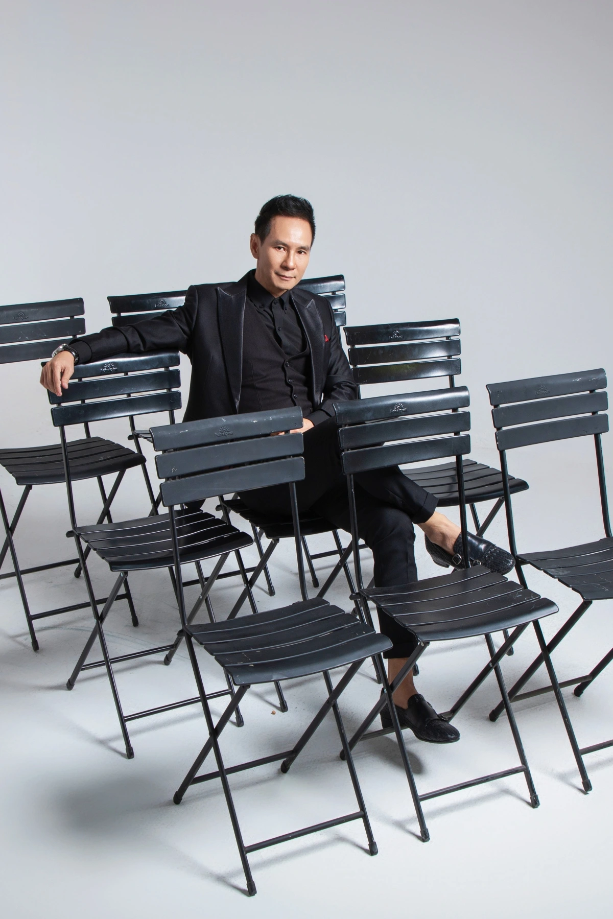 Nam nghệ sĩ lấy vợ kém 17 tuổi là Thạc sĩ Luật tại Anh, sinh 4 con: U60 sở hữu “tài sản” hơn 1.500 tỷ đồng- Ảnh 2.