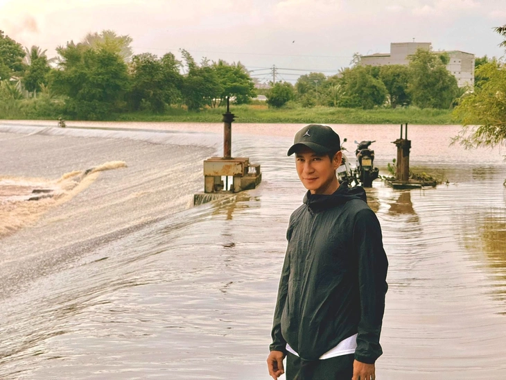 Nam nghệ sĩ lấy vợ kém 17 tuổi là Thạc sĩ Luật tại Anh, sinh 4 con: U60 sở hữu “tài sản” hơn 1.500 tỷ đồng- Ảnh 1.