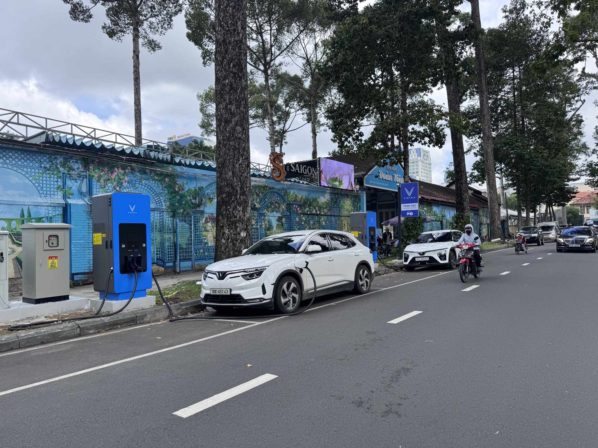 Trạm sạc ô tô điện VinFast xuất hiện ngày càng nhiều ở trung tâm TP HCM- Ảnh 3.