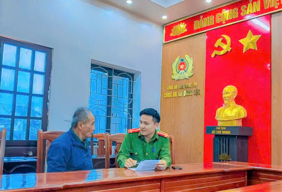 Cụ ông 82 tuổi đến ngân hàng Agribank giao dịch 300 triệu đồng, công an lập tức xuất hiện ngăn chặn- Ảnh 1.