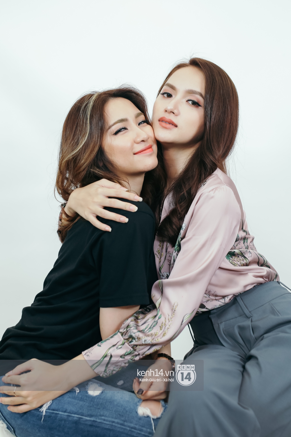 Mối quan hệ của Hòa Minzy và Hoa hậu Hương Giang: "Em vẫn ở đây và chứng kiến"- Ảnh 5. Mối quan hệ của Hòa Minzy và Hoa hậu Hương Giang: "Em vẫn ở đây và chứng kiến"- Ảnh 5.