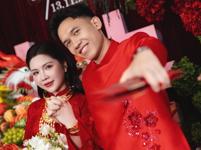 Đám cưới dát vàng của tiền vệ tuyển Việt Nam: Quà cưới nhiều đến hoa mắt nhưng nổi bật nhất là món quà cực kì tinh tế của mẹ vợ- Ảnh 1.