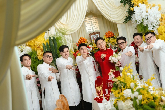 Đám cưới dát vàng của tiền vệ tuyển Việt Nam: Quà cưới nhiều đến hoa mắt nhưng nổi bật nhất là món quà cực kì tinh tế của mẹ vợ- Ảnh 2.