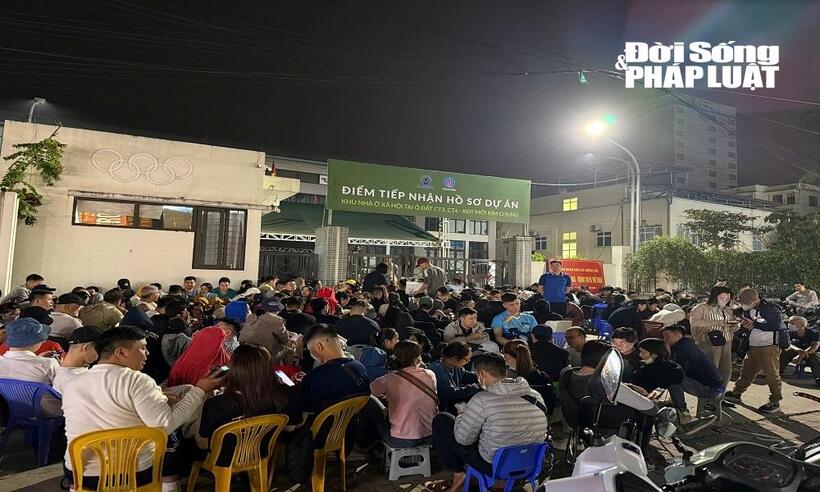 "Cuộc đua" nộp hồ sơ mua nhà ở xã hội: Cận cảnh dòng người chen chân tìm cơ hội an cư tại dự án CT3 Kim Chung- Ảnh 4. "Cuộc đua" nộp hồ sơ mua nhà ở xã hội: Cận cảnh dòng người chen chân tìm cơ hội an cư tại dự án CT3 Kim Chung- Ảnh 4.