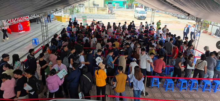 Hàng trăm khách thức đêm chờ mua NƠXH, chủ đầu tư bất ngờ đổi 'chiến thuật'- Ảnh 1.