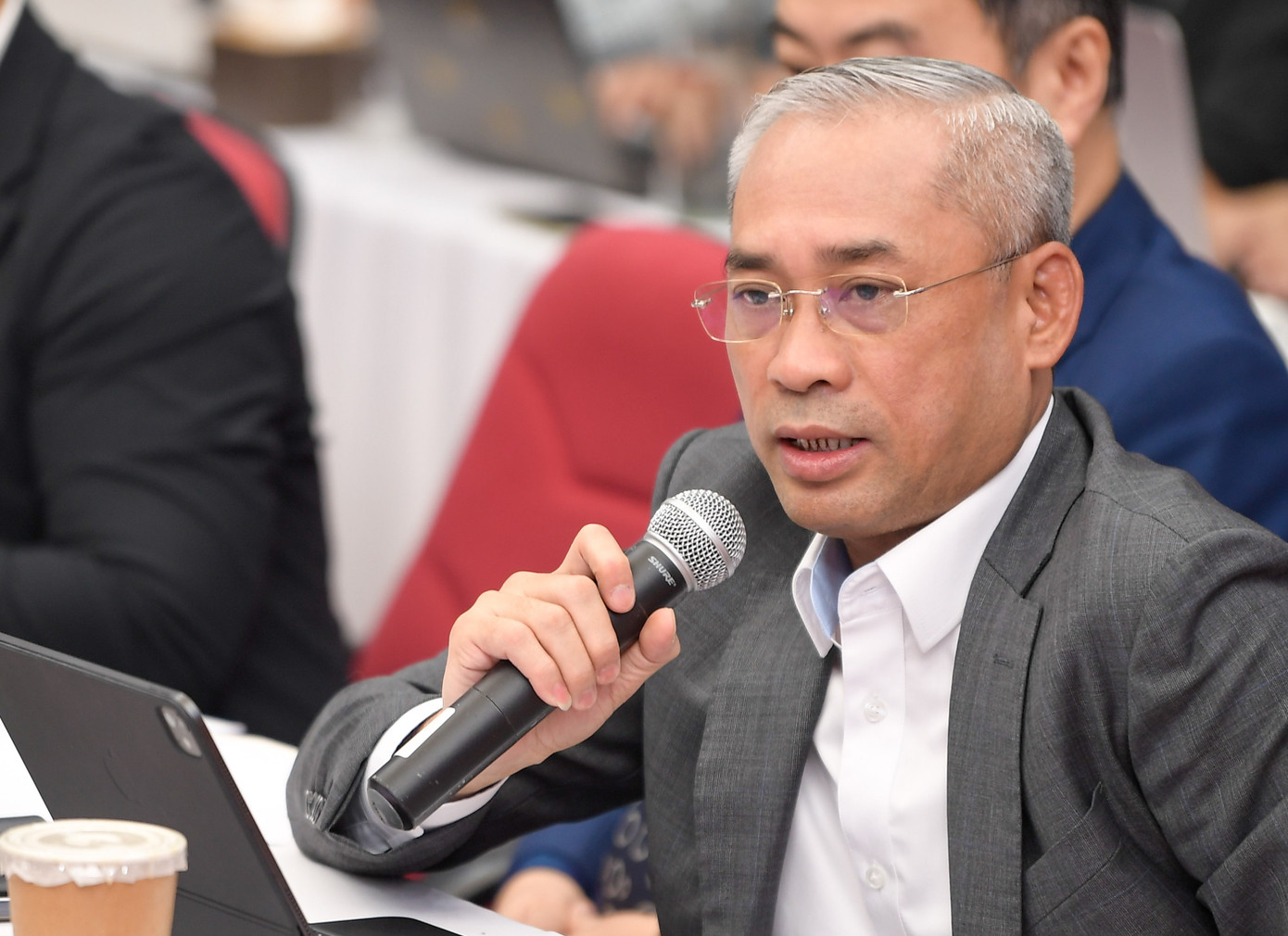 "Có lúc cửa hàng vàng găm hàng gây khó khăn cho công tác quản lý, nhất là vàng chế tác lẻ trong dân"- Ảnh 1. "Có lúc cửa hàng vàng găm hàng gây khó khăn cho công tác quản lý, nhất là vàng chế tác lẻ trong dân"- Ảnh 1.