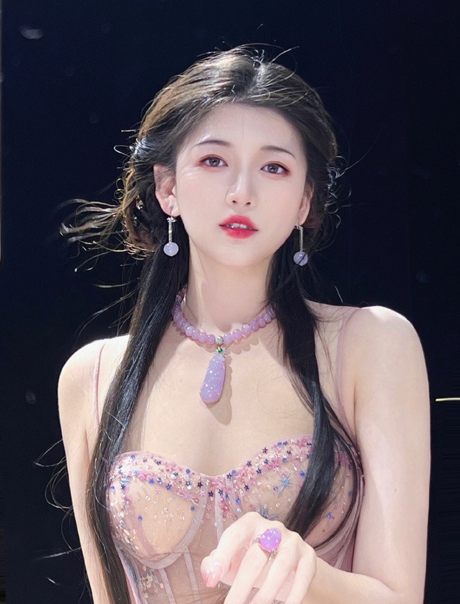 "Phú bà" xứ Trung sở hữu nhan sắc khiến mọi người ngẩn ngơ, cuộc sống trong biệt phủ 1.200m² xa hoa đến choáng váng- Ảnh 1.