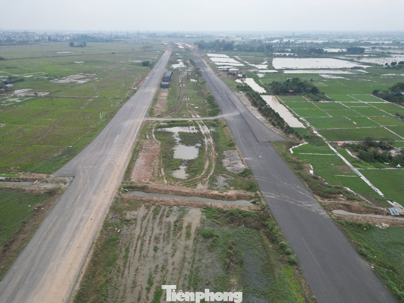Cận cảnh các đoạn đường song hành Vành đai 4 Hà Nội nguy cơ vỡ tiến độ- Ảnh 1.