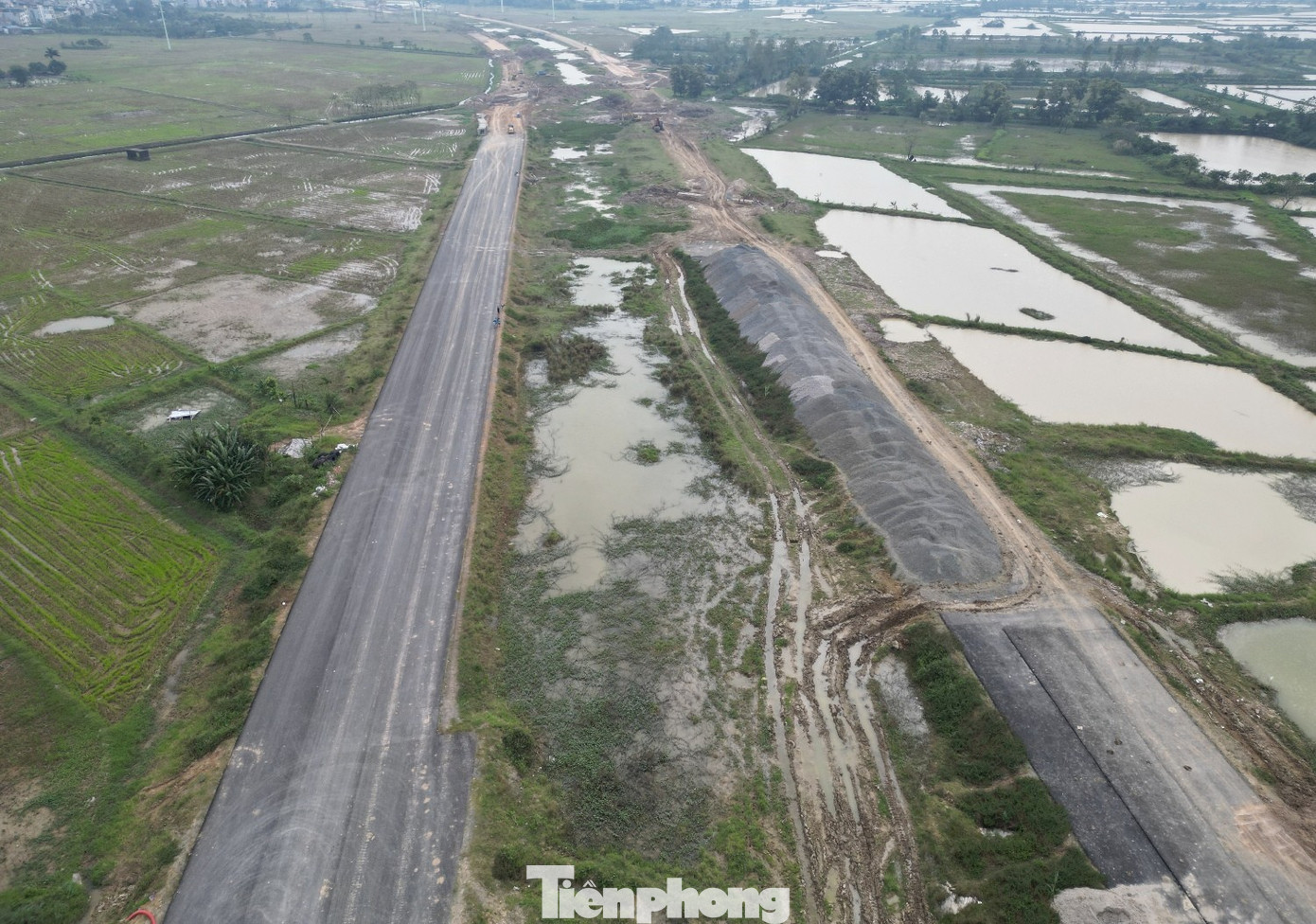 Cận cảnh các đoạn đường song hành Vành đai 4 Hà Nội nguy cơ vỡ tiến độ- Ảnh 2.