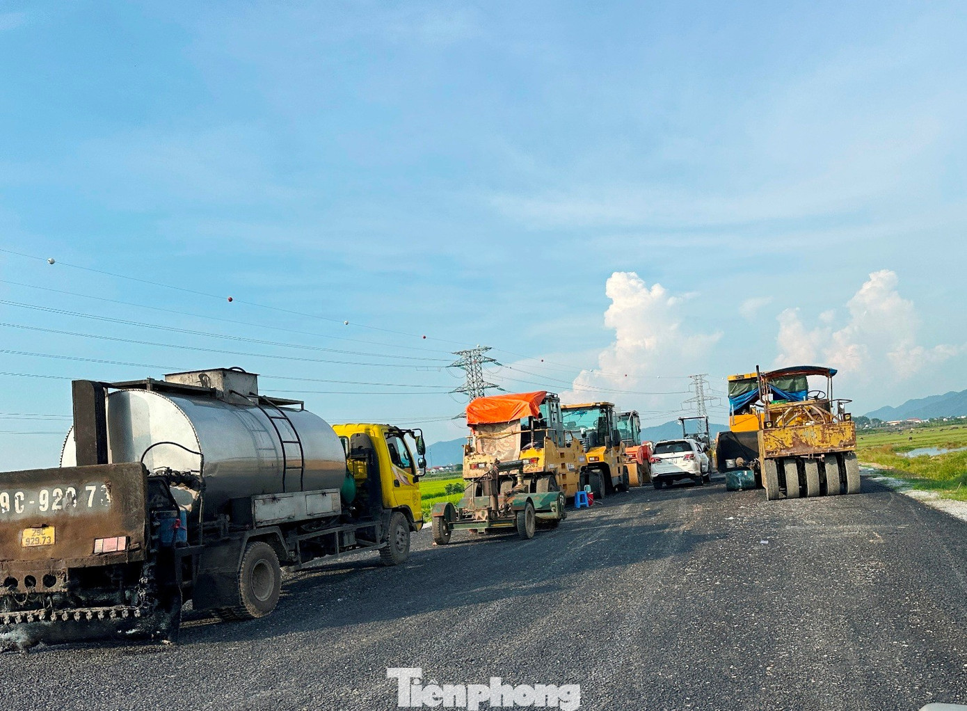 Cận cảnh các đoạn đường song hành Vành đai 4 Hà Nội nguy cơ vỡ tiến độ- Ảnh 3.