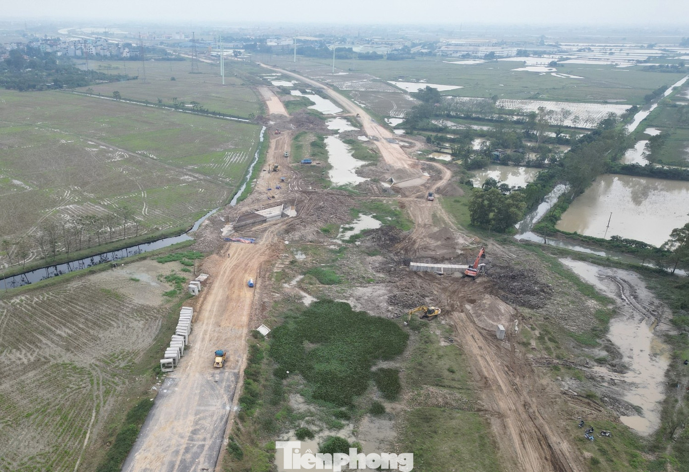 Cận cảnh các đoạn đường song hành Vành đai 4 Hà Nội nguy cơ vỡ tiến độ- Ảnh 4.