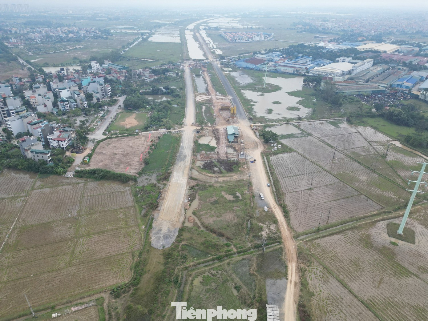 Cận cảnh các đoạn đường song hành Vành đai 4 Hà Nội nguy cơ vỡ tiến độ- Ảnh 6.