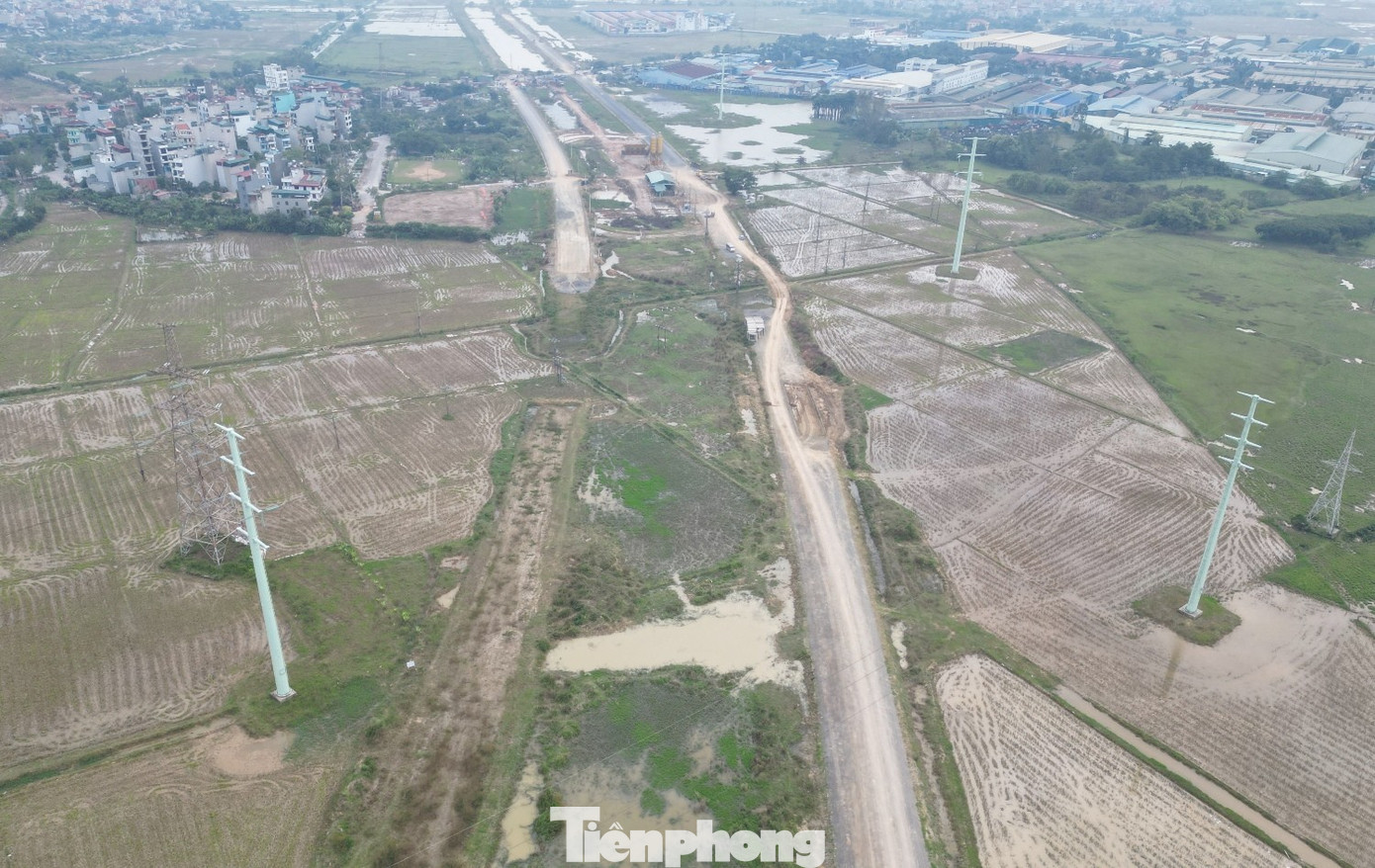 Cận cảnh các đoạn đường song hành Vành đai 4 Hà Nội nguy cơ vỡ tiến độ- Ảnh 7.