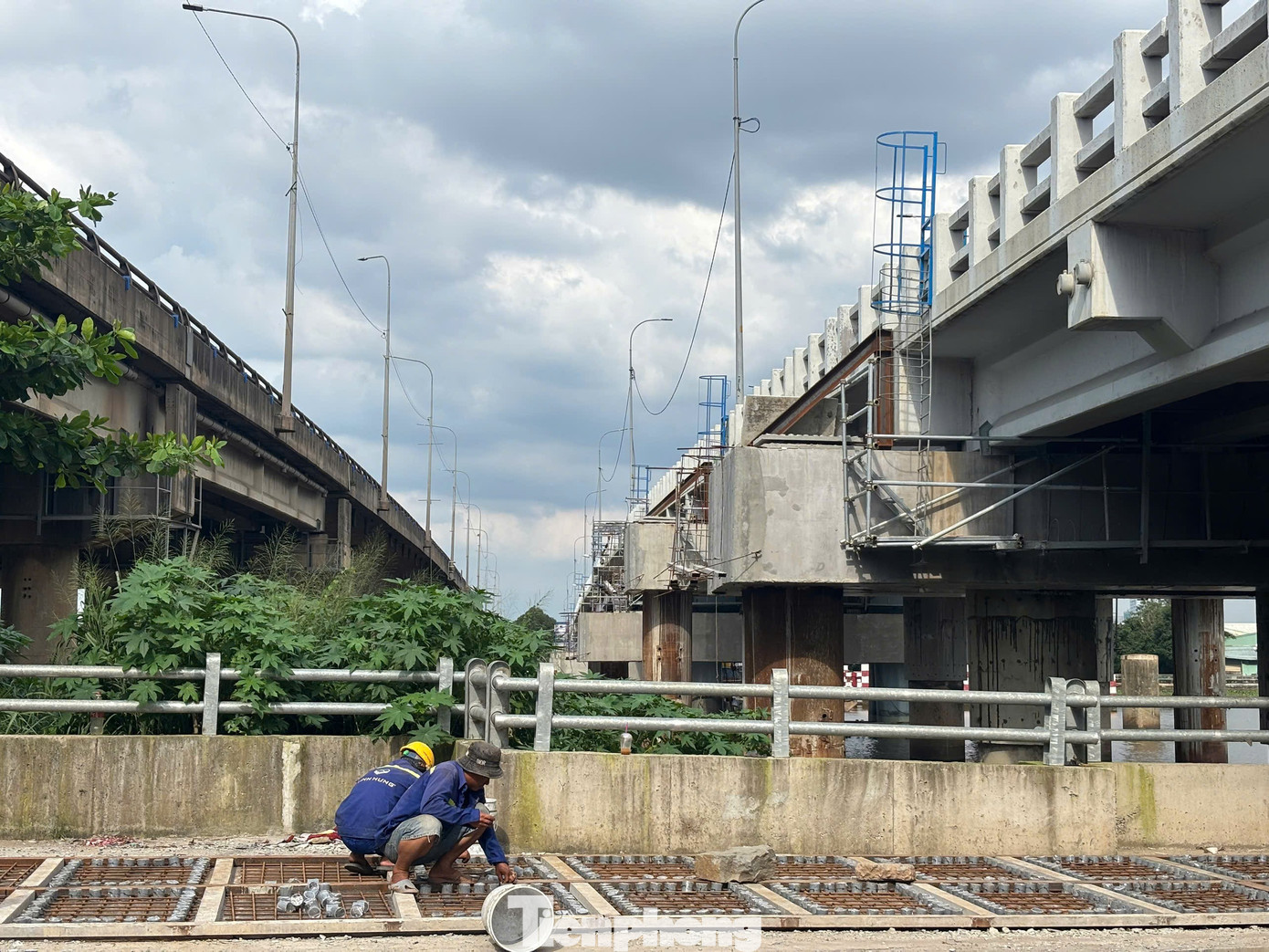 Kỳ tích Việt Nam: Cầu vượt sông 11.000 tấn bỗng cao thêm 1,25 m bằng công nghệ có 1-0-2- Ảnh 3.