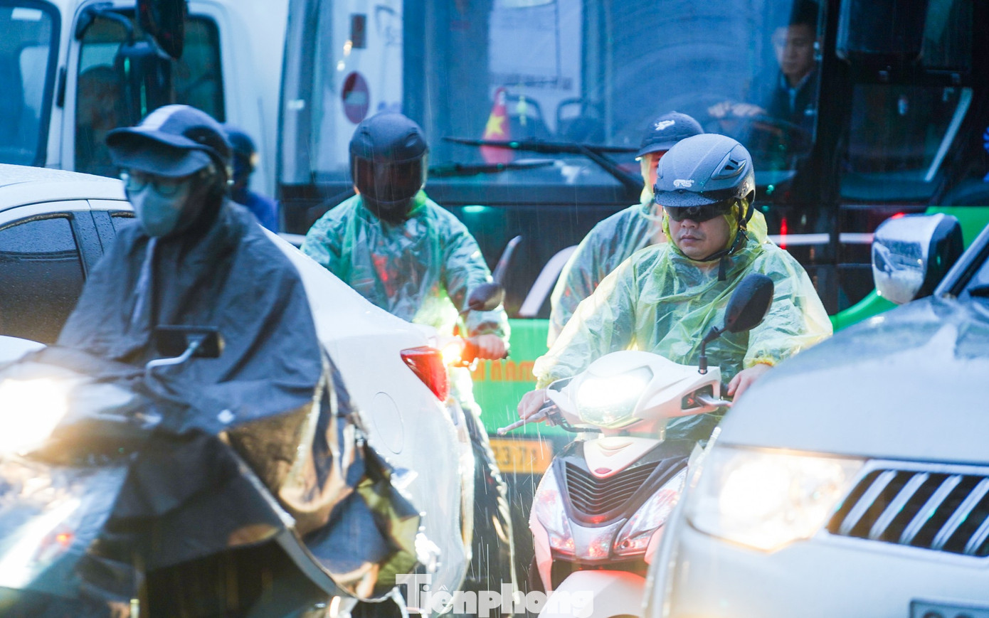 Hà Nội chìm trong mưa lạnh, đường phố kẹt cứng từ sáng sớm- Ảnh 3.