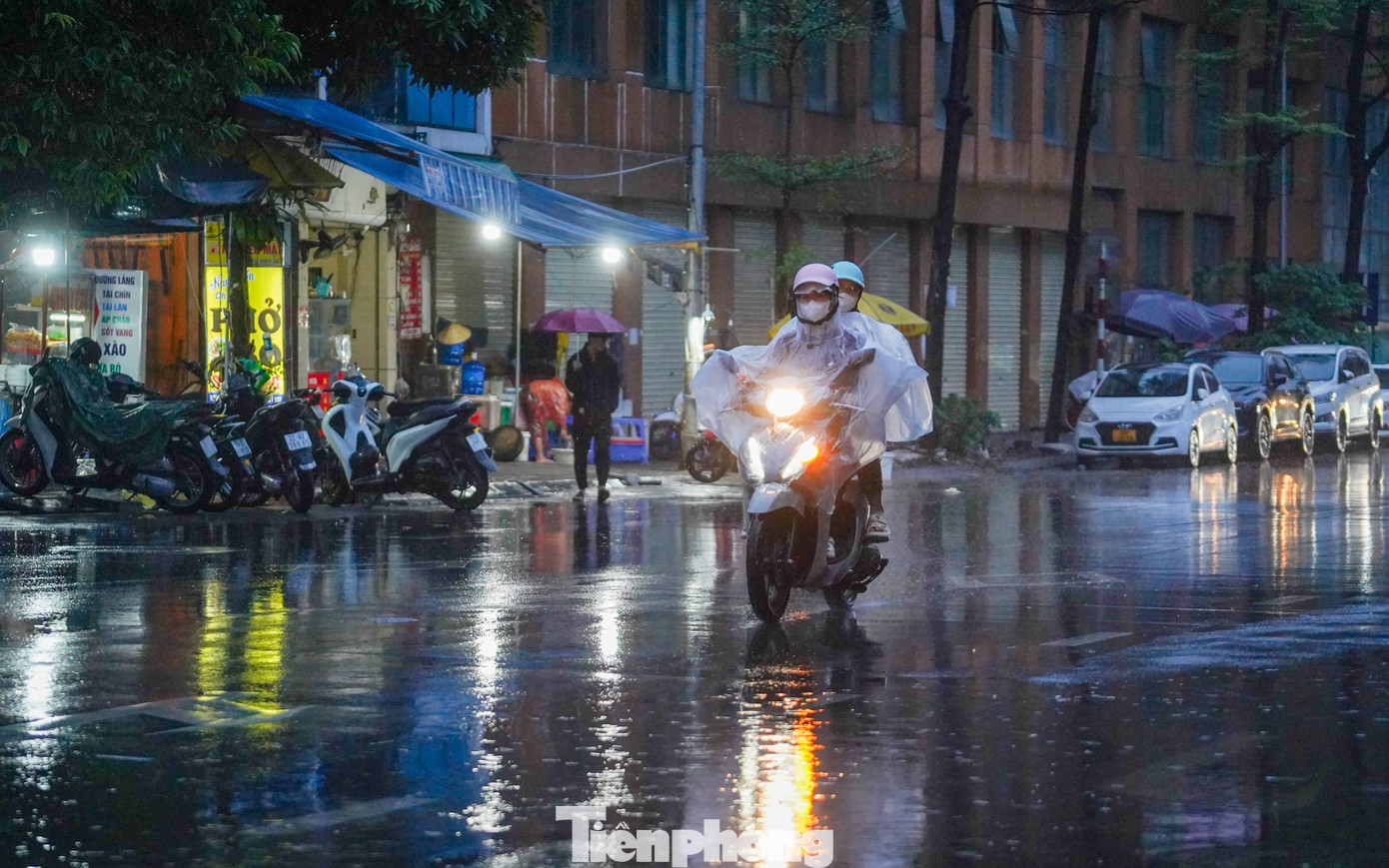 Hà Nội chìm trong mưa lạnh, đường phố kẹt cứng từ sáng sớm- Ảnh 2.