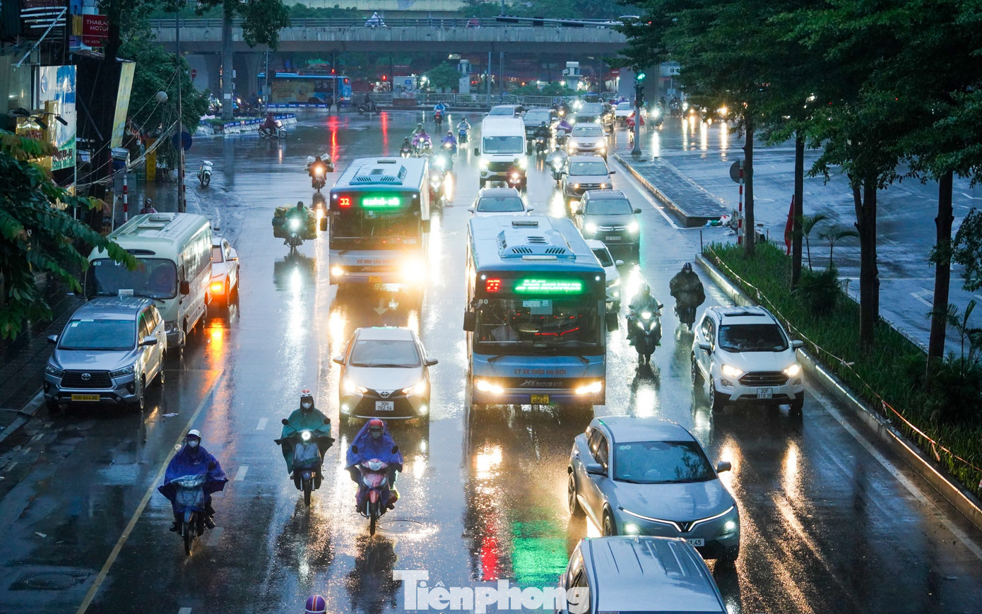 Hà Nội chìm trong mưa lạnh, đường phố kẹt cứng từ sáng sớm- Ảnh 1.