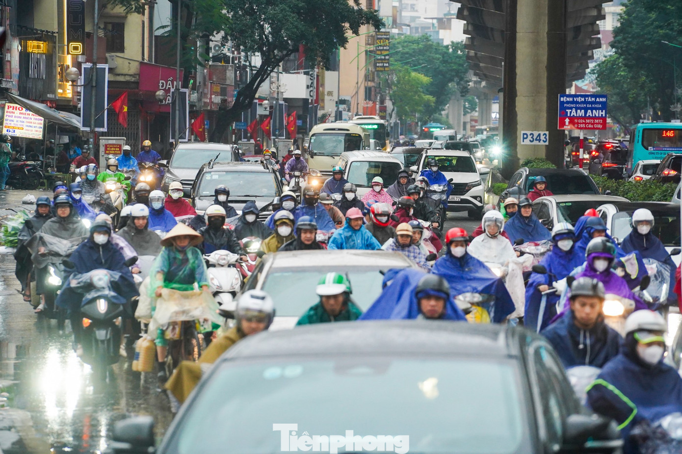 Hà Nội chìm trong mưa lạnh, đường phố kẹt cứng từ sáng sớm- Ảnh 23.