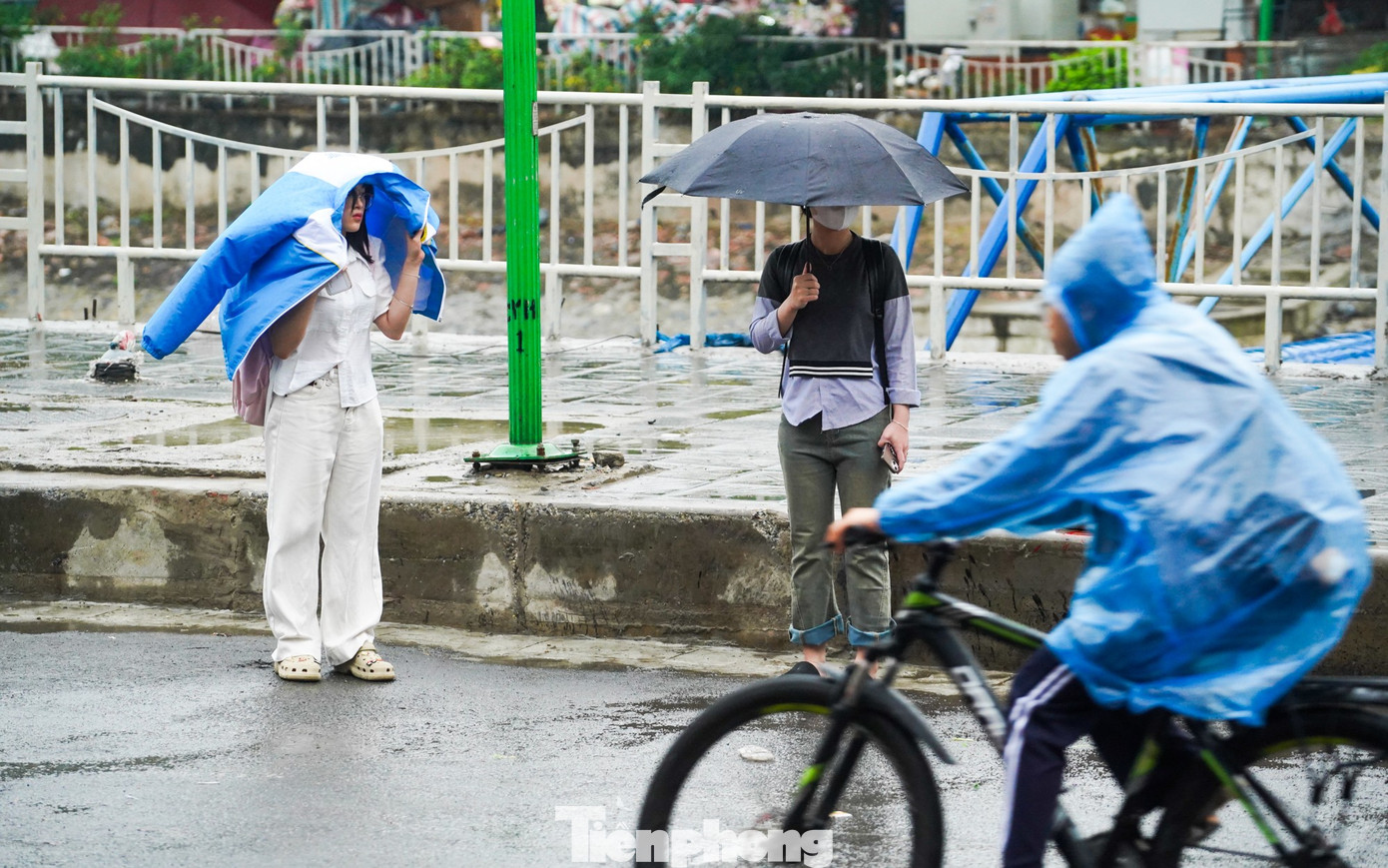 Hà Nội chìm trong mưa lạnh, đường phố kẹt cứng từ sáng sớm- Ảnh 4.